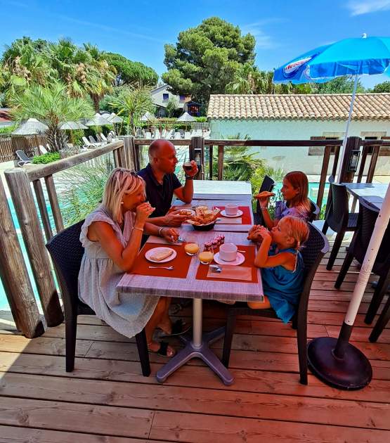 dejeuner au restaurant du camping